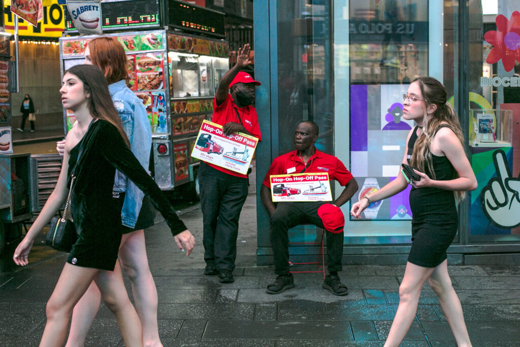 Trabajadores afroamericanos venden el periódico en Times Square